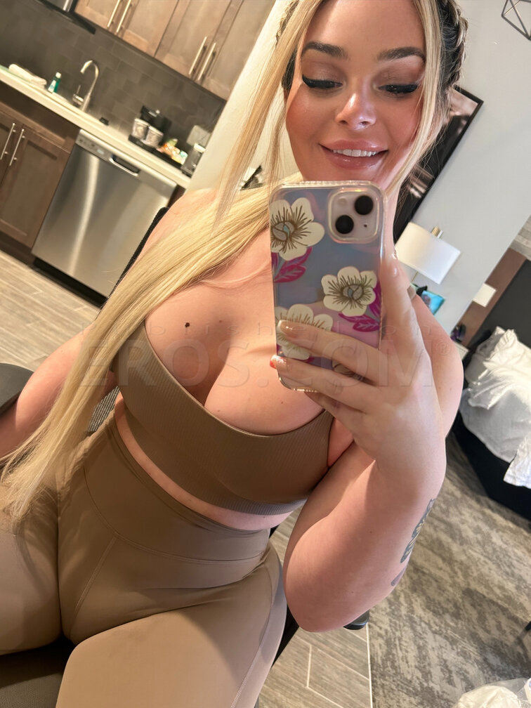 Bombshell Kelsey TS