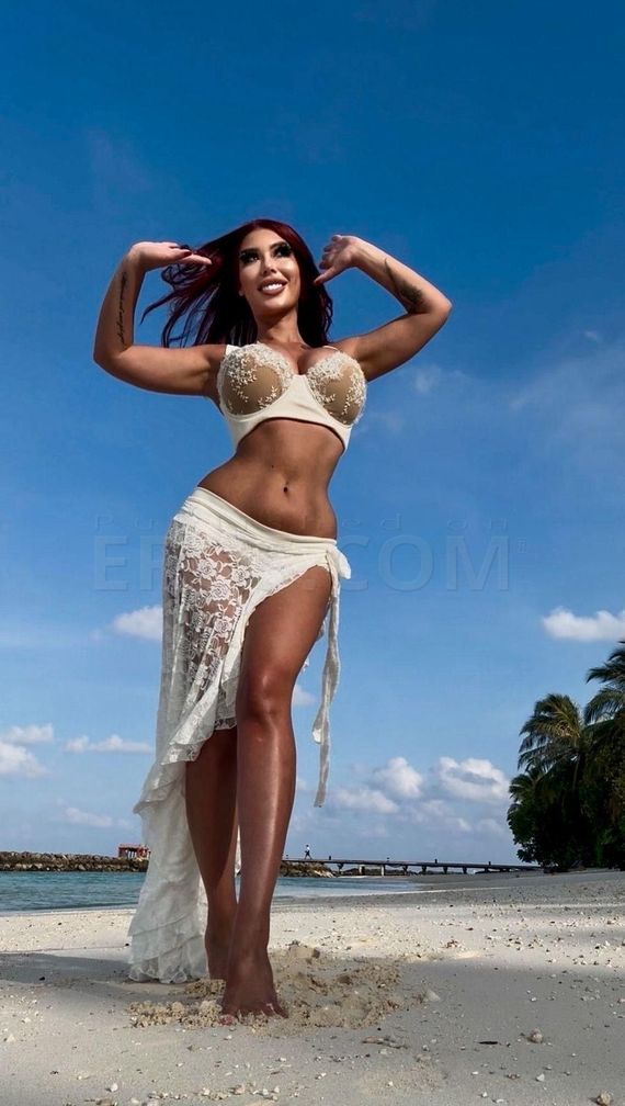 EXCLUSIVE PLAYMATE EXTRAORDINAIRE