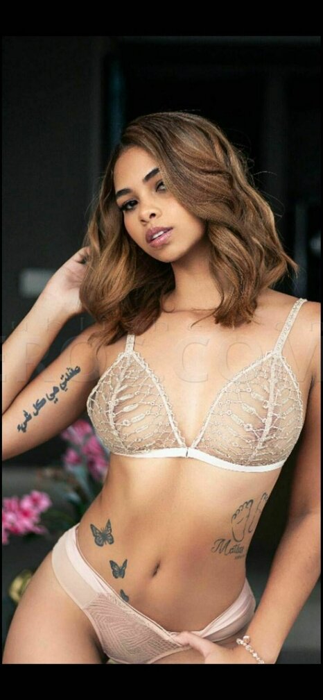 Emma Hot