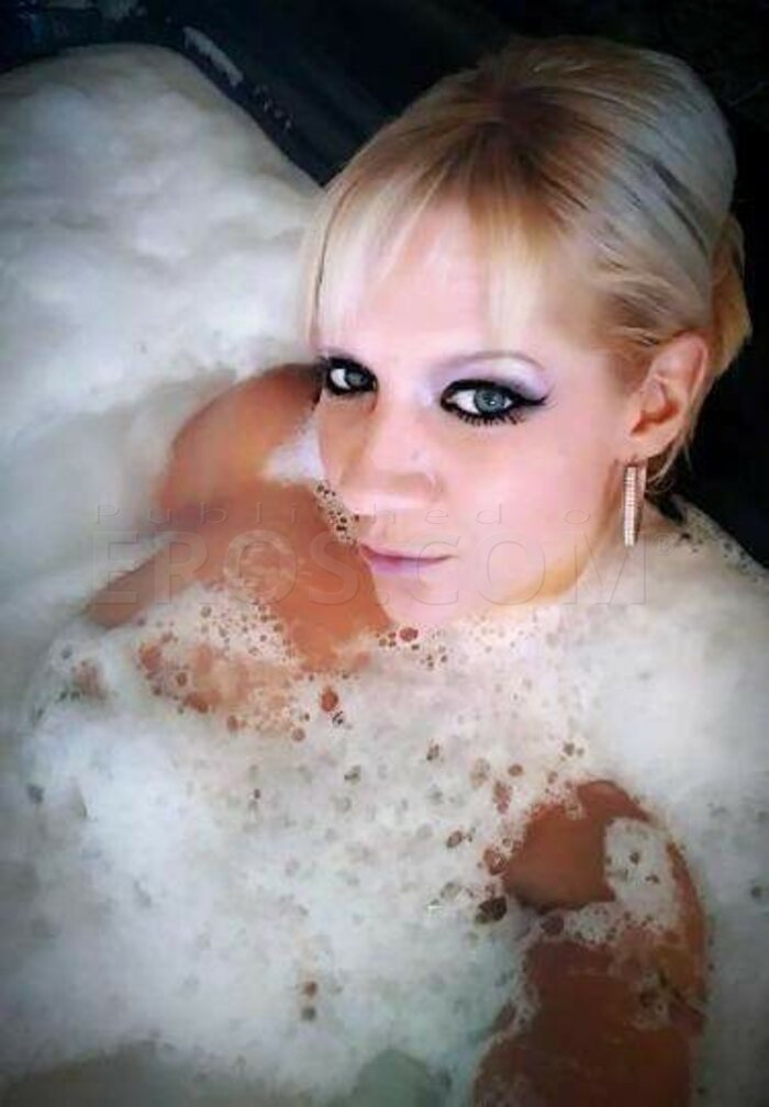 Amber Pleazures