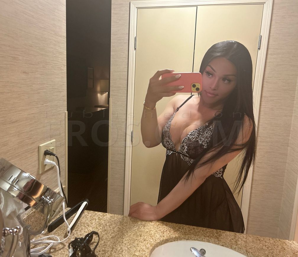 Asian Nyviah in Naples
