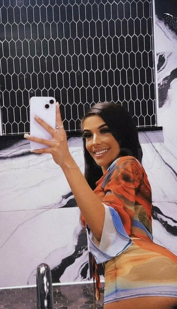 Luvly Carly