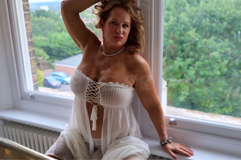 Lana Lee
