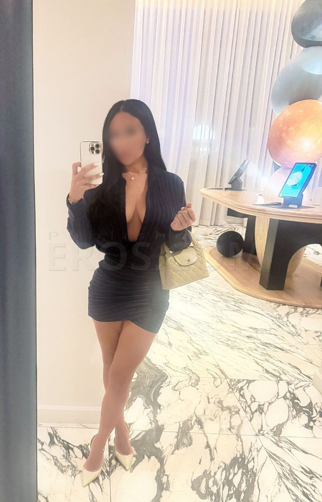 Natural and Curvy Riley Kai